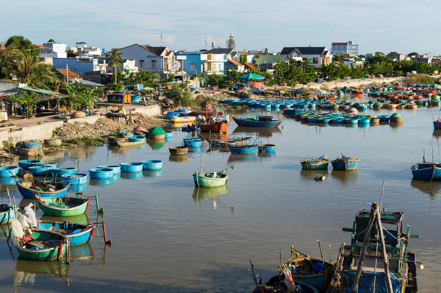 越南传统渔村船河上的渔船图片