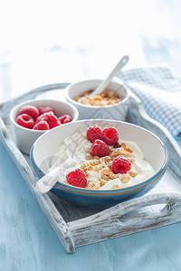 健康早餐酸奶配格兰诺拉麦片和覆盆子图片
