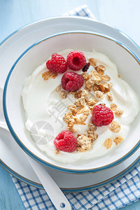 健康早餐酸奶配格兰诺拉麦片和覆盆子图片