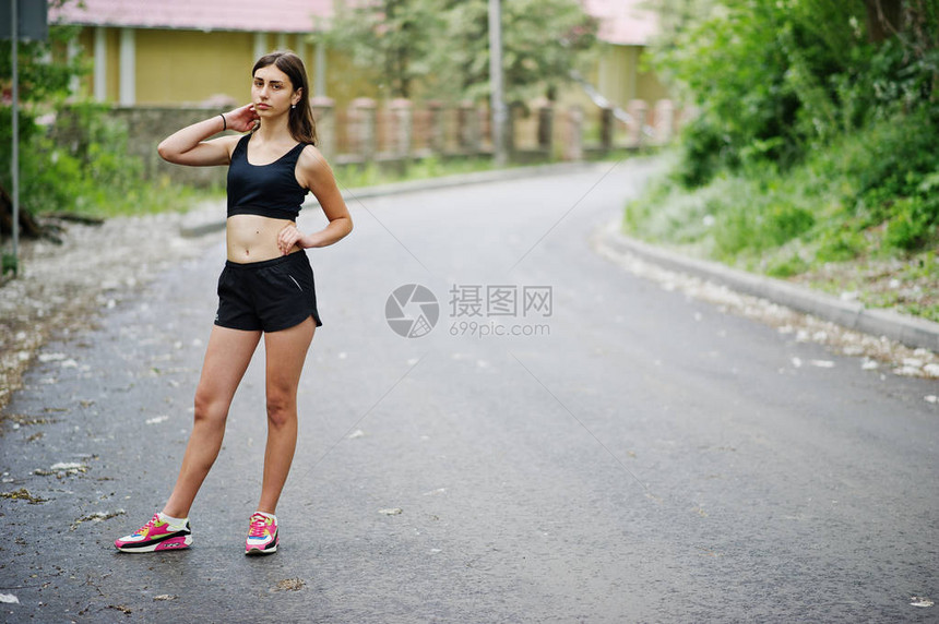 运动女运动员穿运动服在绿色公园内锻炼和自然训练图片