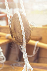 老木帆船滑轮和绳索细节选择聚焦图片