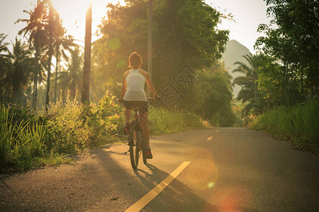 青年女骑自行车的青年妇女骑图片