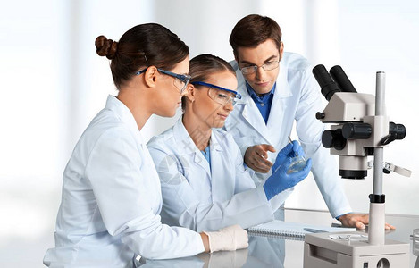 戴眼镜的女科学家和男科学家与显图片