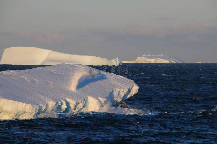 漂浮在南极洲威德尔海的巨大板状冰山图片