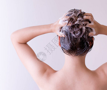女人的洗发头发密切联系在白色背景上的两只高清图片