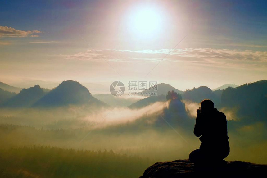照片拍摄了在严重沉雾山谷上空的黎明照片对迷雾秋山和徒步旅行者环影图片