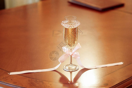 礼仪登记表桌上的香槟杯在接图片