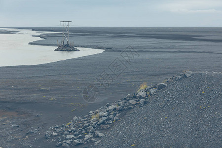 冰岛地貌黑色火山灰田和河水在图片