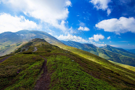 山地景观路红斑喀尔巴阡山脉景图片