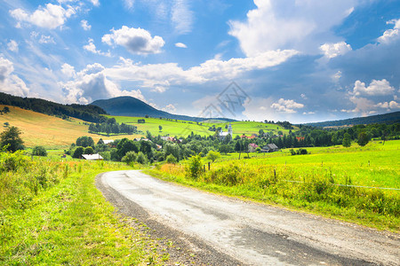 夏季带绿色山丘道路图片