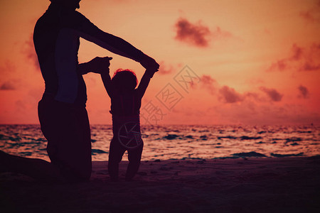 父亲和小女儿的月光在图片