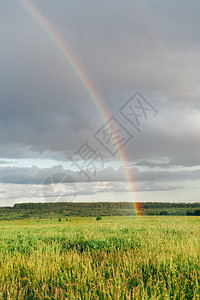 夏天日落雨后天空中的彩虹图片
