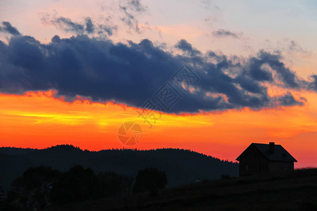 夕阳天空背景下的剪影图片