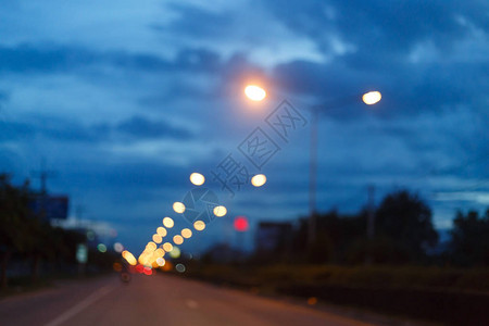 城市街道交通车的夜灯抽象模糊b图片