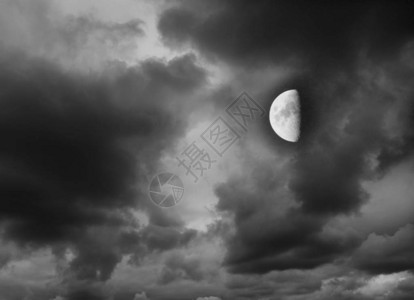 乌云密布的天空中的月亮阴郁的风景图片