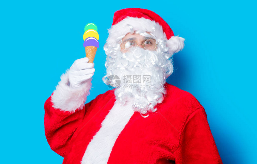 有趣的圣诞老人有一个乐趣与冰淇淋图片