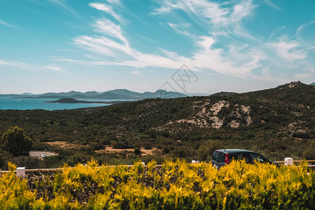 汽车停在夏季山路上背景是风景如画的群山图片