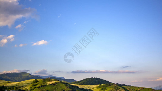 美丽的日落天空笼罩着乡村景观亚美尼亚迪利然图片
