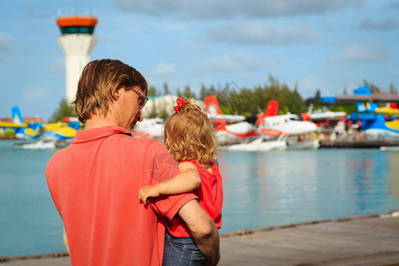 父亲和小女儿在等待海机旅图片