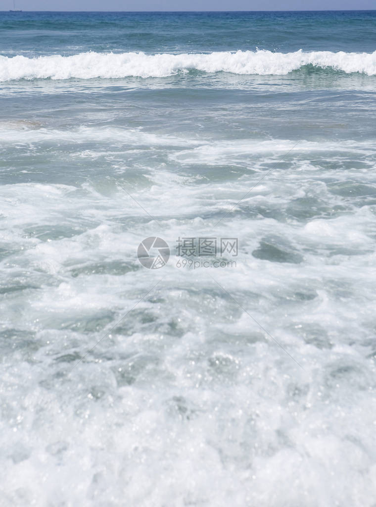 海浪溅在沙滩上图片