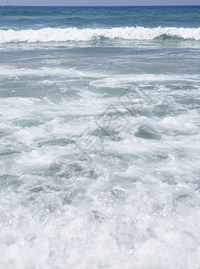 海浪溅在沙滩上背景图片