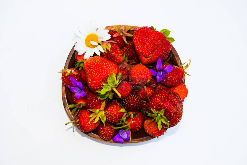 带花的野草莓木制高原上的野花和成熟草莓乡村风格图片