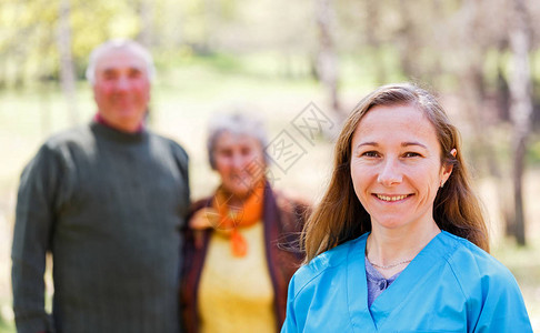 老年夫妇和年轻照顾者的照片图片