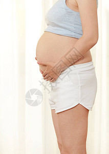 显示她的腹部的孕妇图片