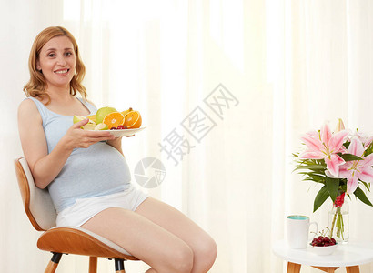 带水果和茶盘的孕妇图片