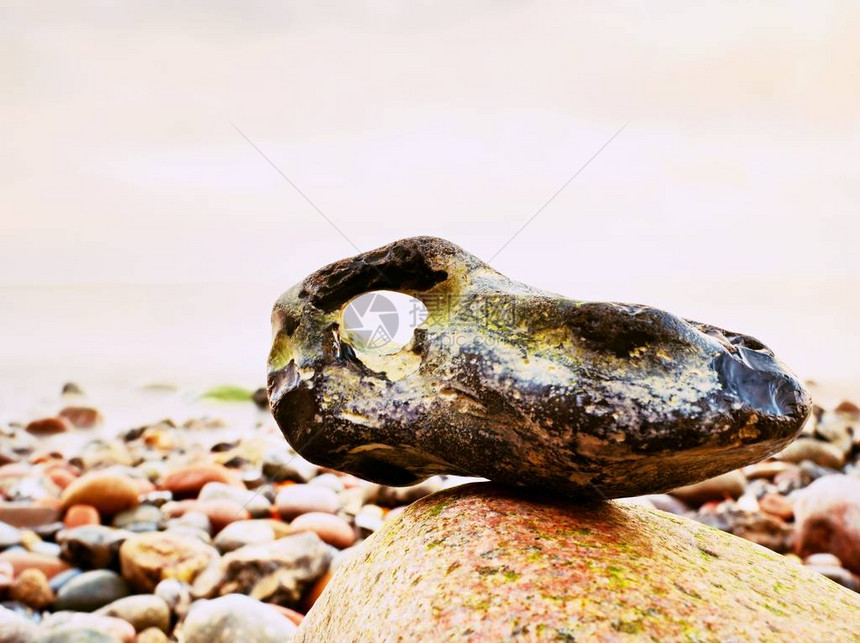 鹅卵石海滩上的奇异岩石图片
