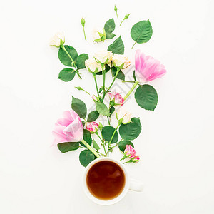 白背景的粉红花和茶杯平面顶视美容博图片