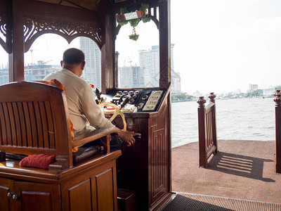 船夫在首都驾船横渡河岸当图片