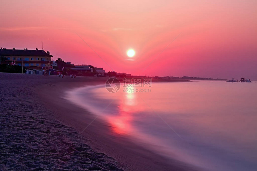 CostadelMaresme海岸的日出日出时的岩石海滩大海和沙滩图片