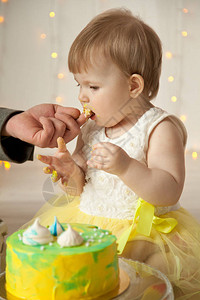 一岁女孩砸碎她的黄蛋糕图片