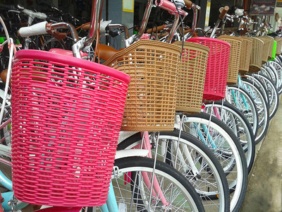 自行车店里的一排带篮子的自行车图片