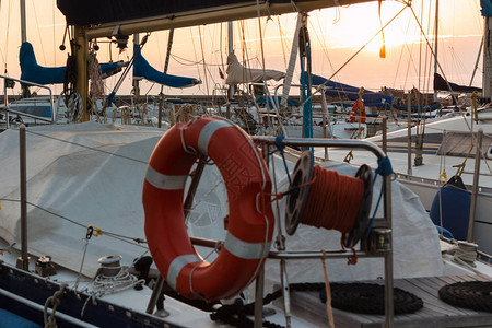 Lifebuoy和帆船上滚绳的关闭图片