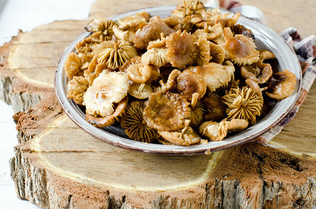 盘子上的新鲜蘑菇蜂蜜木耳图片