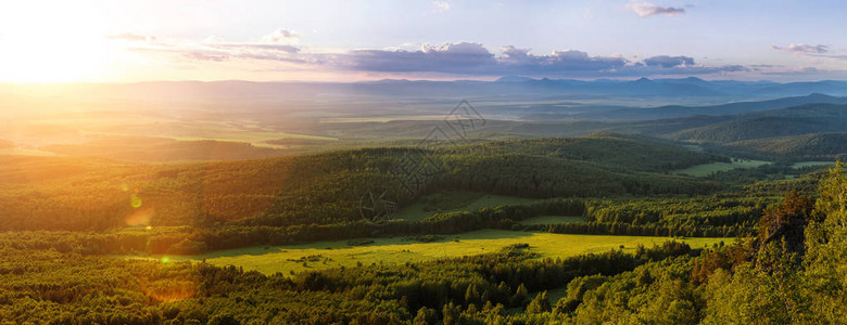 俄罗斯乌拉尔日出时青绿山和草图片