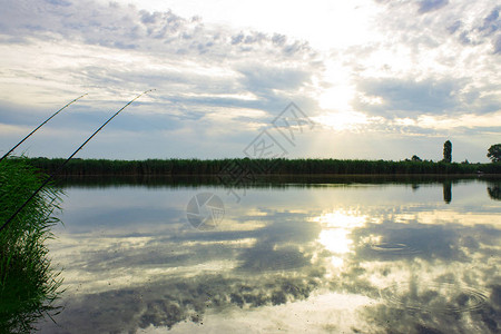 渔夫村美丽的日出钓鱼的黎图片
