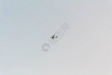 飞机在希腊科孚岛上空图片