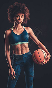 穿运动服的有吸引力的非裔美国女孩正在举行篮球赛图片