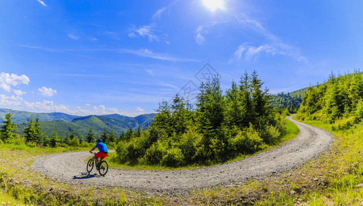 山地自行车骑自行车在夏季山区森林景观男子骑自行车MTB图片