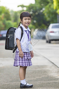 亚洲儿童穿着学生制服背着书包露图片