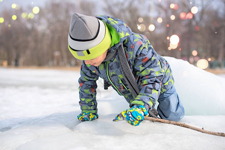 快乐的男孩在雪地里玩耍寒假图片