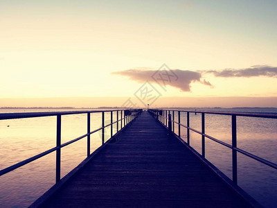 空木制海桥在海平面上看到日出的方式图片