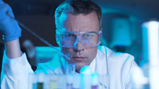 男子科学家或技术人员在实验室里做实验图片