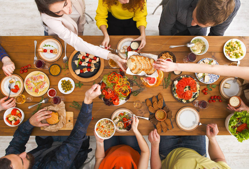 人们一起吃健康的食物家庭聚会朋友晚餐桌图片