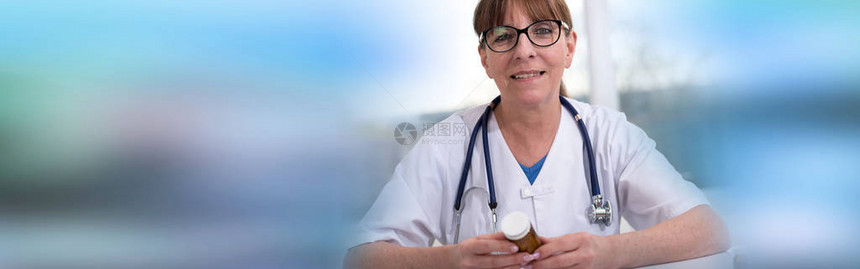 成熟女医生验药画像图片