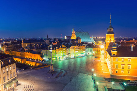 黄昏华沙旧集市广场的美丽景色图片