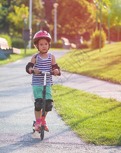 骑摩托车的小女孩装备精良图片